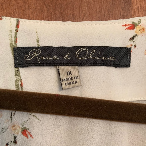 Professional or romantic sleeveless blouse - Picture 3 of 3